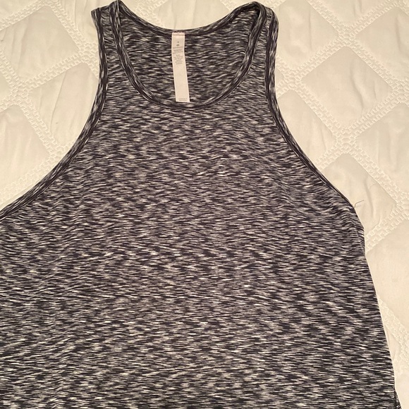 Lululemon Tank in excellent used condition - Picture 1 of 4
